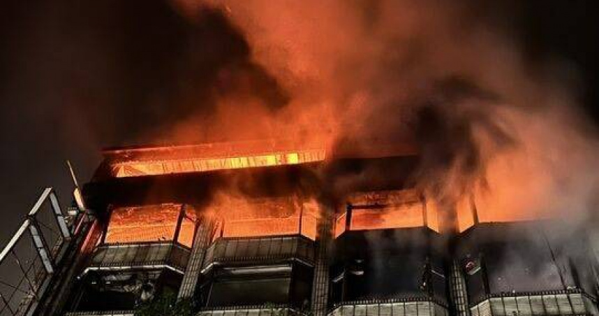 深夜惡火吞噬桃園華廈，5到8樓全面燃燒驚動83名消防。（圖 ／翻攝畫面）