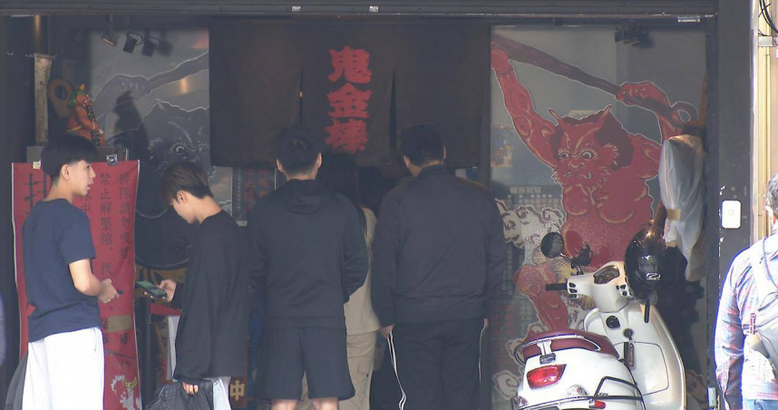 「鬼金棒拉麵」內鬼騙客投幣機故障　收現金進口袋兩年A走50萬營業額（圖／民視新聞）