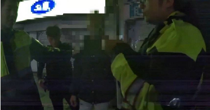 龔姓男子不滿被按喇叭，竟拿著鐵裩和西瓜刀與後方騎士理論，遭警方逮捕送辦。（圖／翻攝畫面）