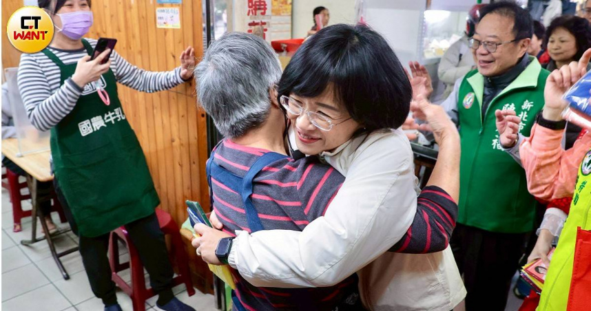 相較於藍白兩黨市長人選遲未定案，民進黨新北市長參選人蘇巧慧已深入大街小巷走訪基層，積極爭取市民支持。（圖／黃耀徵攝）