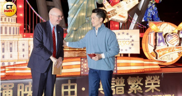 美國在台協會（AIT）處長谷立言、台北市長蔣萬安出席AIT「輝映自由．共譜繁榮」主題燈組揭幕，在AIT「自由250」燈組合影。（圖／黃耀徵攝）