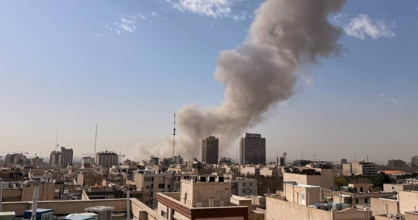 美國及以色列於今年2月28日對伊朗發動空襲，日本外務省稍早決定，全面撤離目前滯留在伊朗的僑民。（圖／達志／美聯社）