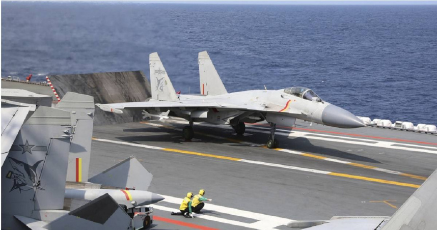 1架殲-15戰鬥機準備從山東艦航母上起飛。（圖／達志／美聯社）