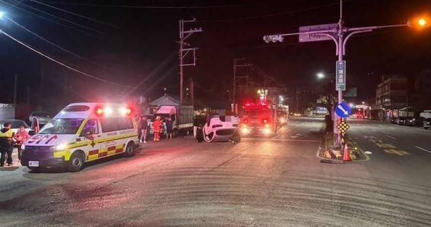 金山21歲駕駛猛撞分隔島「整車翻覆滑到對向」，警方開罰：未禮讓行人。(圖∕翻攝畫面)