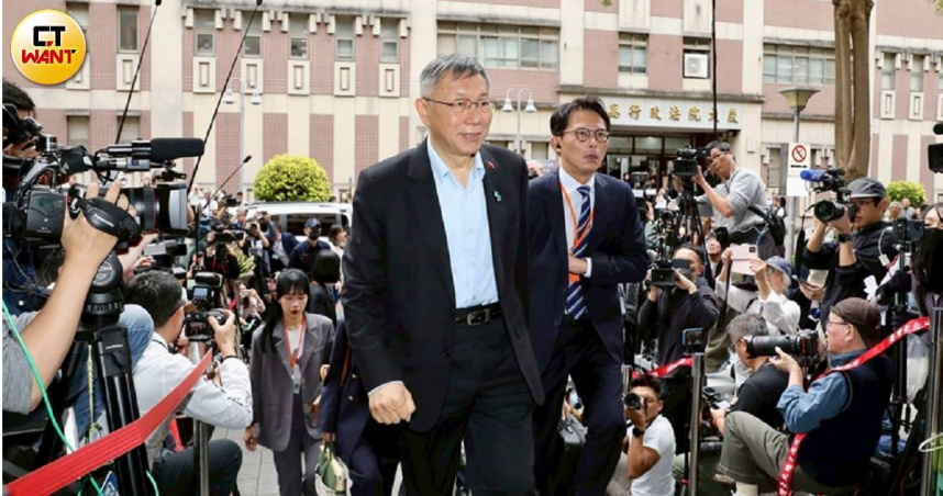 台北地方法院合議庭宣判民眾黨創黨主席柯文哲（中）有期徒刑17年、褫奪公權6年。（圖／方萬民攝）