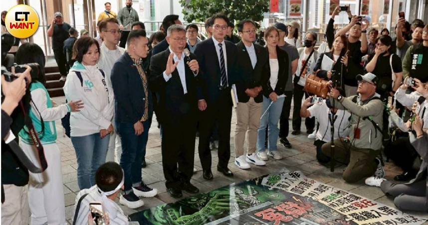 民眾黨不少支持者出席國際記者會替創黨主席柯文哲打氣，但隨著柯文哲官司愈發清晰嚴峻，白營的未來藏了不少隱憂。（圖／黃耀徵攝）