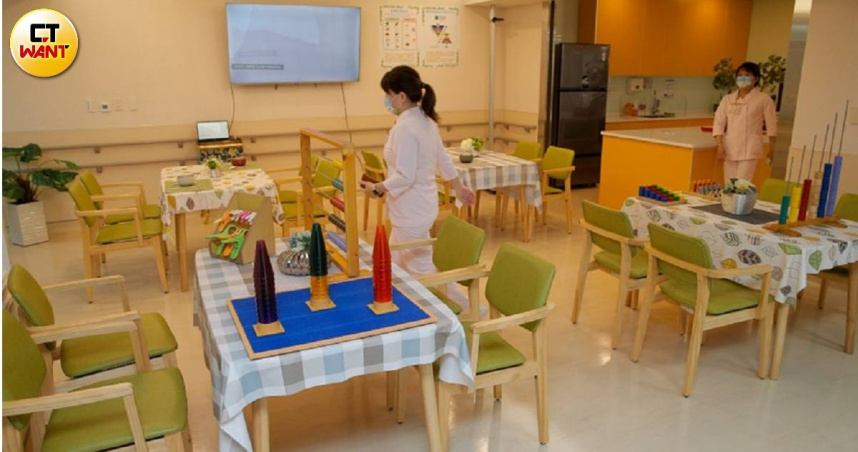 「育有12歲以下孩童」家庭申請家事幫傭條件料將放寬，卻有不少民團憂心侵蝕早已缺員的長照移工能量。圖非當事單位，僅示意。（示意圖／黃耀徵攝）