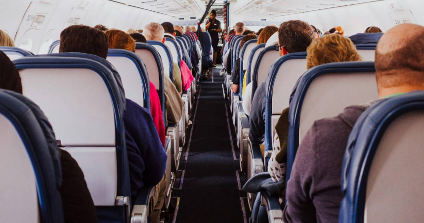 網友分享搭長途飛機的小妙招，可以好睡又不會腰痠背痛。（示意圖／Pexels）