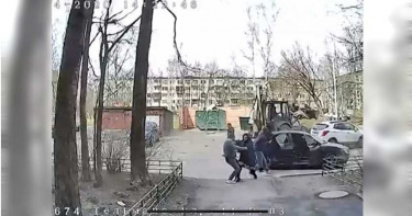 妙齡女遭「3男暴力塞車內」遭逮辯「搶婚」!母邊哭邊追車