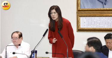 國民黨主席鄭麗文表示，藍白主張要等美國發價書發來才會編列並審議軍購預算。（圖／方萬民攝）