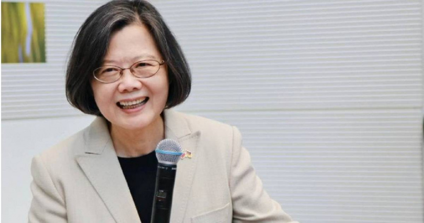 蔡英文再訪基隆登山，笑稱此行是為「驗收」童子瑋體力，肯定其已能穩定跟上、不再氣喘吁吁，並鼓勵年輕世代培養運動習慣。（圖／翻攝自臉書＠tsaiingwen）