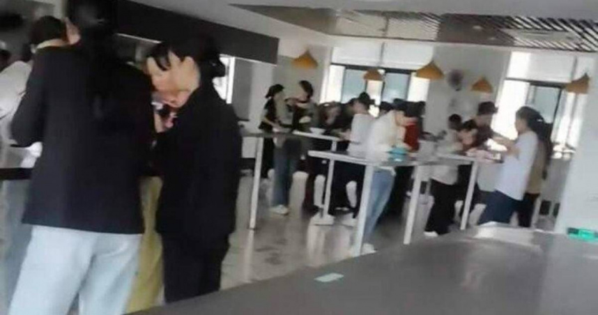 浙江一間公司員工餐廳沒座位，員工只能站著吃飯。（圖／翻攝大風新聞）