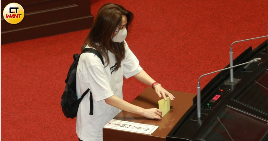 無黨籍立委高金素梅現身立法院，出席總統賴清德彈劾案記名投票。（圖／周志龍攝）