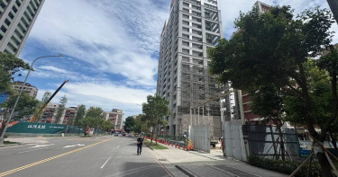 新北新店央北三期建案工地發生工安意外，一名67歲鷹架工人墜樓身亡。（圖／翻攝畫面）