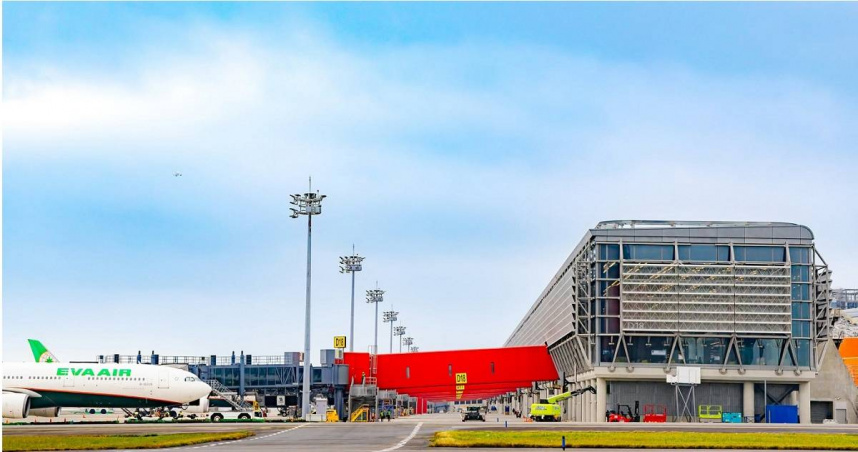 交通部觀光署表示，若航空公司已公告因不可抗力因素取消航班，並提供免收退改票手續費措施，代售機票的旅行業者也不得再向消費者額外收取退改票作業手續費或服務費，否則違者最高可處5萬元罰鍰。（示意圖／翻攝自Facebook／桃園國際機場 Taoyuan International Airport﻿）