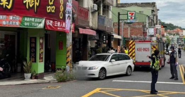 草屯女駕駛撞電桿竟棄車落跑。（圖／翻攝畫面）
