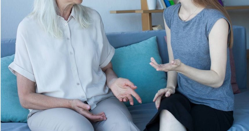 一名人妻表示，她告訴丈夫「婆婆站在我面前就讓人討厭」，讓對方十分傻眼。（示意圖／photoAC）