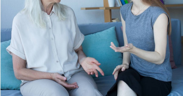 一名人妻表示，她告訴丈夫「婆婆站在我面前就讓人討厭」，讓對方十分傻眼。（示意圖／photoAC）