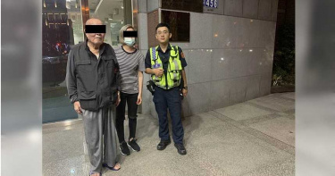 以為老婆藏鄰居家 91老翁鐵椅敲大門
