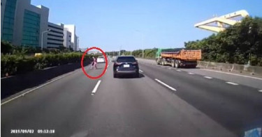 男女手牽手穿越國道 駕駛傻眼