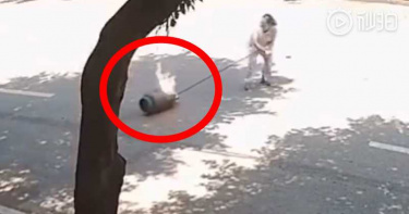 天兵大媽燒鴨毛「引燃瓦斯桶」!用嘴吹氣火不熄…大街遛桶轉圈圈