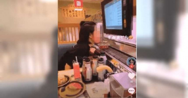 23歲越南短髮妹噁舔「迴轉壽司」 遭越南同鄉砲轟:愚蠢的行為