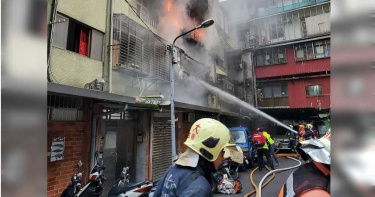 新店火警!火蛇狂竄3層樓 93歲嬤「慘叫」無用…被救出已無呼吸心跳