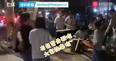 雙節塞車10小時!暖心一家人出動「為路人煮麵」:免費的快來吃
