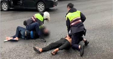 囂張毒犯拒盤查意圖撞人 勇警拉下車壓制送辦