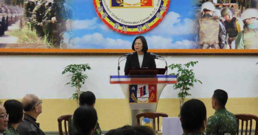 蔡英文與官兵共進午餐 勉以身穿軍服為榮