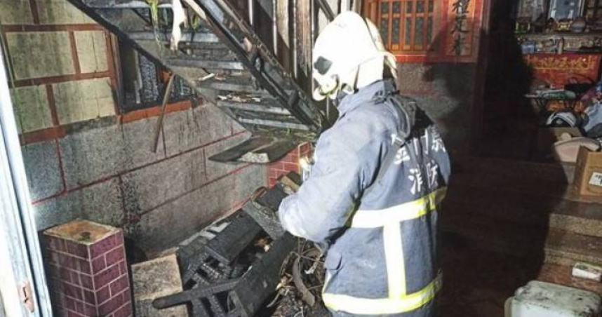 金門1棟閩式建物發生火災，由於位在狹窄地帶，消防員以水帶推車進行長距離佈線灌救。（圖／翻攝畫面）