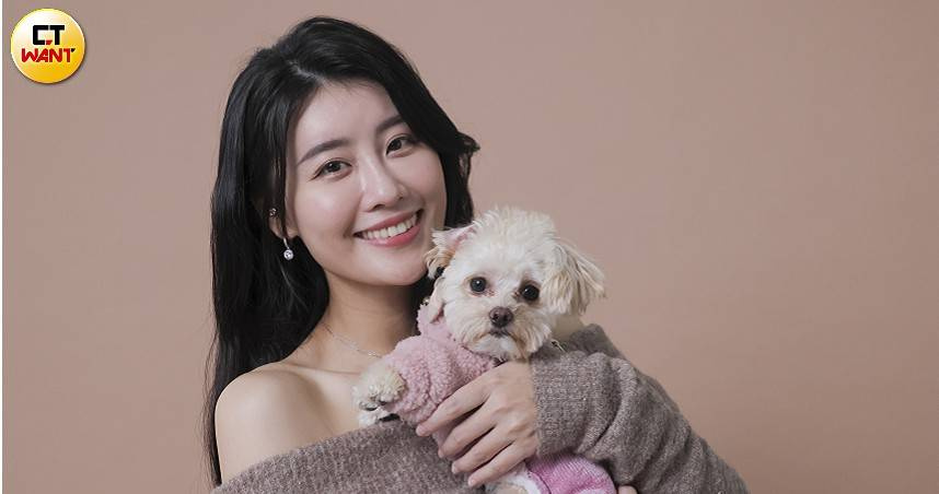 多虧愛犬「咖妹醬」來到家裡，才讓林真亦走出痛失愛犬的背傷。（圖／楊澍攝）