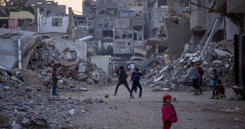 巴勒斯坦兒童在加薩走廊被以色列軍隊摧毀的建築物旁玩耍。（圖／達志／美聯社）