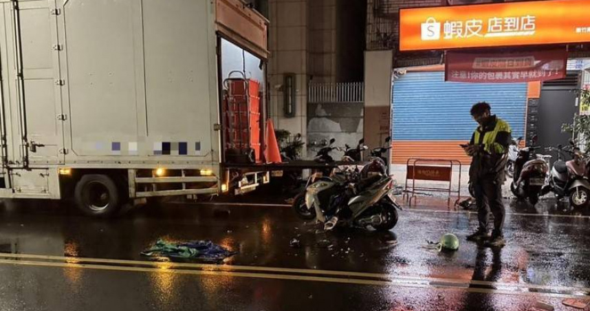 李姓夫妻雙載騎車自撞貨車的油壓板尾門，又被機車不慎輾過，造成夫妻雙亡。（圖／翻攝畫面）