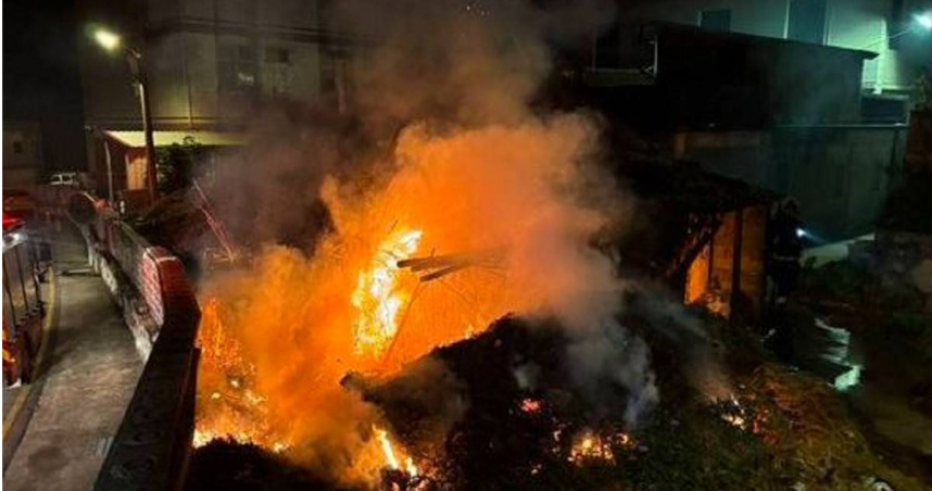 金門1間無人空屋突冒火，延燒田野造成燃燒面積約20平方公尺，所幸無人傷亡。（圖／翻攝畫面）