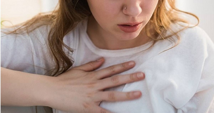 一名16歲少女日前因久咳、胸悶、易喘、輕微胸痛及不明原因發燒前來就醫，但進行了各種過敏原測試，仍遲遲找不到病因，直到X光一照才發現，少女已變「大白肺」，原來竟是長期偷抽電子煙導致。（示意圖／擷取自TPG達志影像）