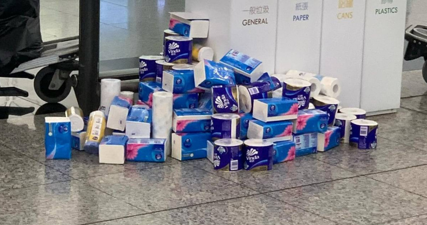 香港機場疑似一名旅客疑因行李超重，在機場丟棄逾50包廁紙及紙巾。（圖／翻攝自微博）