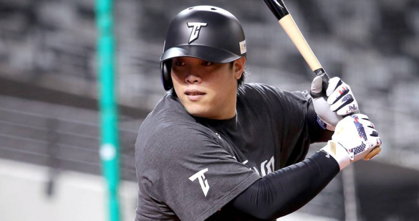 台韓國際交流賽12日在台北大巨蛋登場，由經典賽資格賽中華隊對韓職樂天巨人隊，中華隊陳子豪擔任第4棒指定打擊。（圖／ 中國時報黃世麒攝）