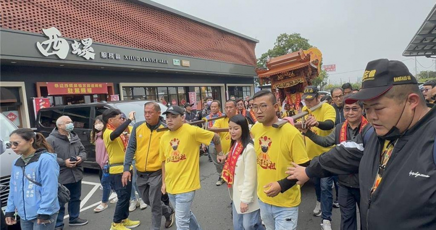 雲林縣西螺廣福宮16日舉辦「媽祖駕道、福佑國道」遶境活動，於國道西螺服務區南站紅壇駐駕至本月23日，民眾來紅壇參拜，即可領取香火袋保佑行車平安。（圖／中國時報記者張朝欣攝）