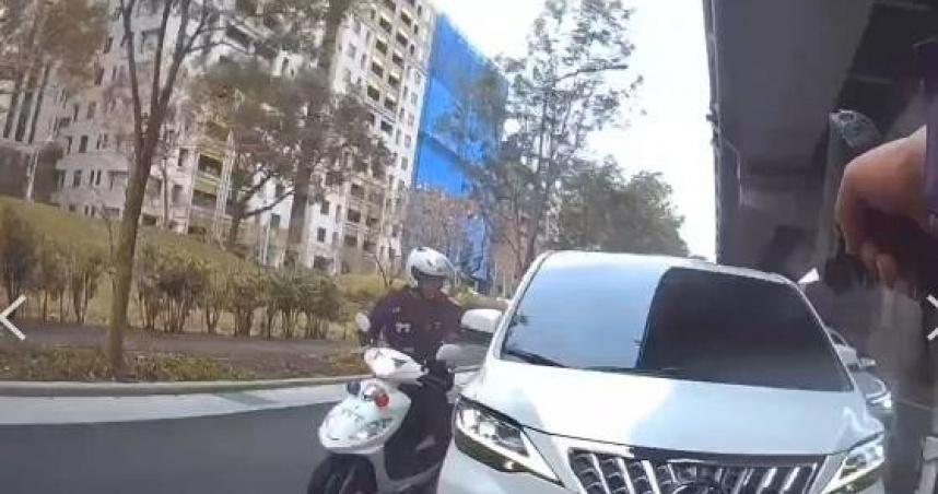 北市內湖分局文德派出所員警攔查違停車輛時，遭男子倒車衝撞，警方也立即連開11槍逼停逮人。(圖／翻攝畫面)