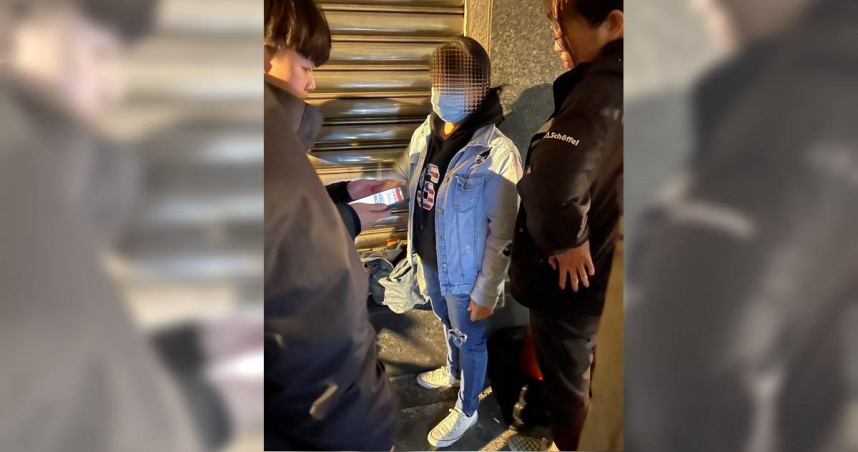 黃姓女子加入詐騙集團擔任車手，20日晚間向被害人領取款項時遭警方逮捕。（圖／翻攝畫面）