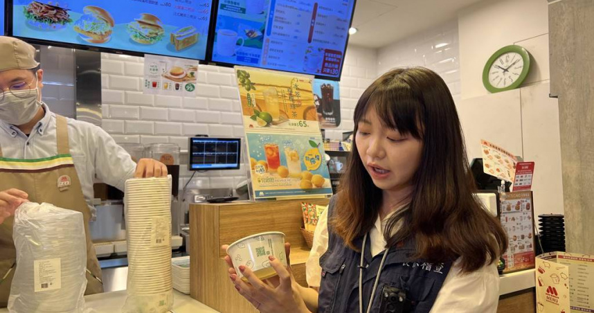 台北市公告自7月22日起，政府機關、公私立學校以及各機關委外經營場館，不得免費提供免洗餐具。（示意圖／中國時報劉彥宜攝）