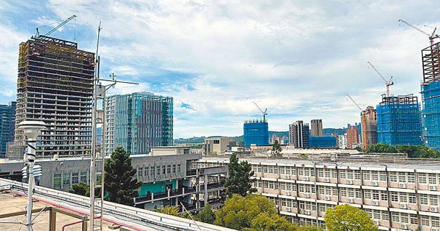 桃園市平鎮、大園、桃園、中壢、觀音空氣觀測站27日空氣品質指標皆大於100，達到橘燈警戒。（圖／桃園市環保局提供／中國時報姜霏桃園傳真）