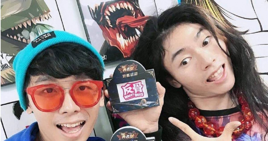 酷炫（左）回嗆瑋哥（右）。（圖／翻攝自反骨男孩臉書）