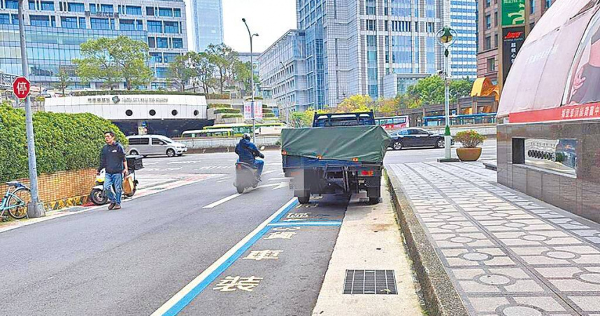 台北市1999市民當家熱線近5年接獲3900件與貨車裝卸貨專用停車格相關陳情案，多數為車格遭占用，北市停管處預告明年底將完成全市路邊收費汽車格全智慧化。（圖／中國時報温予菱攝）