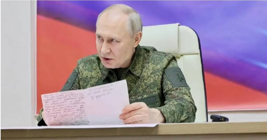 俄國總統普丁12日穿著軍裝視察庫斯克地區。（圖／翻攝自克里姆林宮官網）