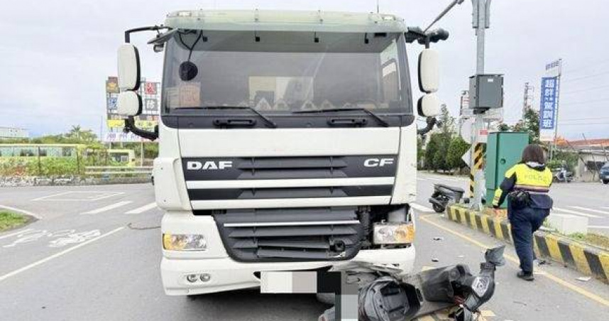 聯結車擦撞重機。（ 圖／翻攝畫面）