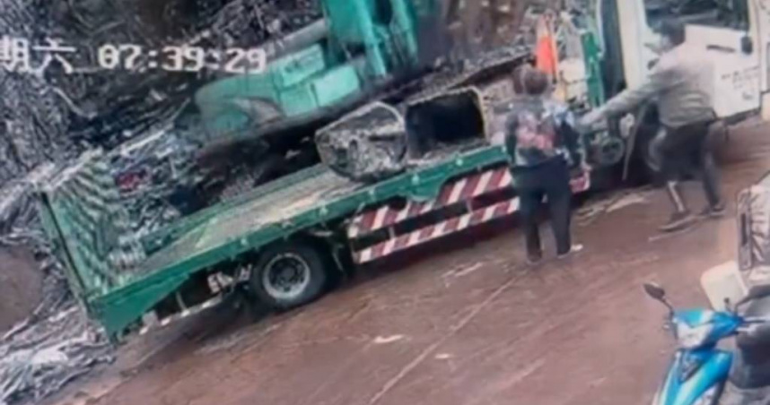 新北市平溪區十分瀑布園區附近一處倉庫日前有10於尊青銅佛像遭竊。（圖／翻攝畫面）