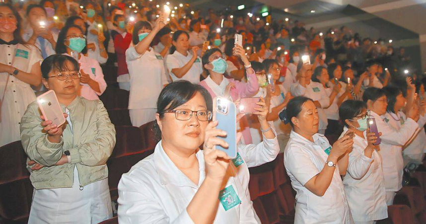 國外護理師是高度專業工作，近來有愈來愈多人想往國外發展。圖為國際護師節聯合慶祝大會，護理師進行傳光儀式。（圖／報系資料照）