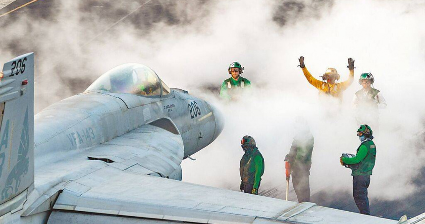 《華盛頓郵報》稱美國調整軍事戰略，著重台灣防衛。圖為美國海軍F/A-18E超級大黃蜂準備從杜魯門號航空母艦起飛。（圖／美國國防部官網）